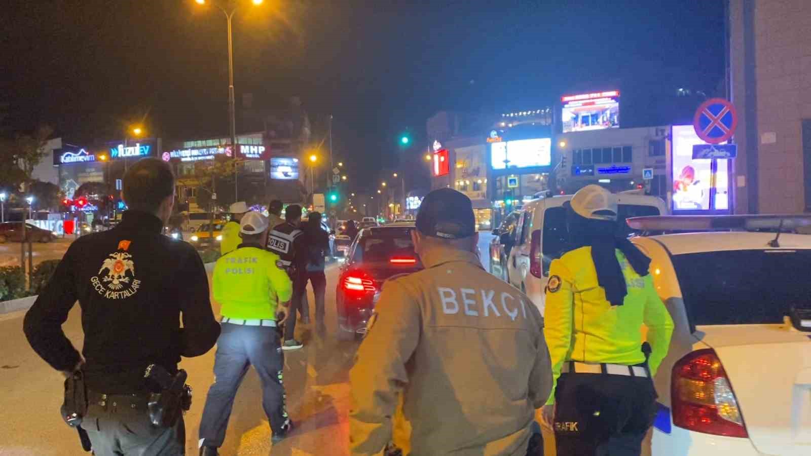 Uygulamadan kaçan alkollü sürücüyü polis havaya ateş açarak yakaladı: O anlar kamerada
