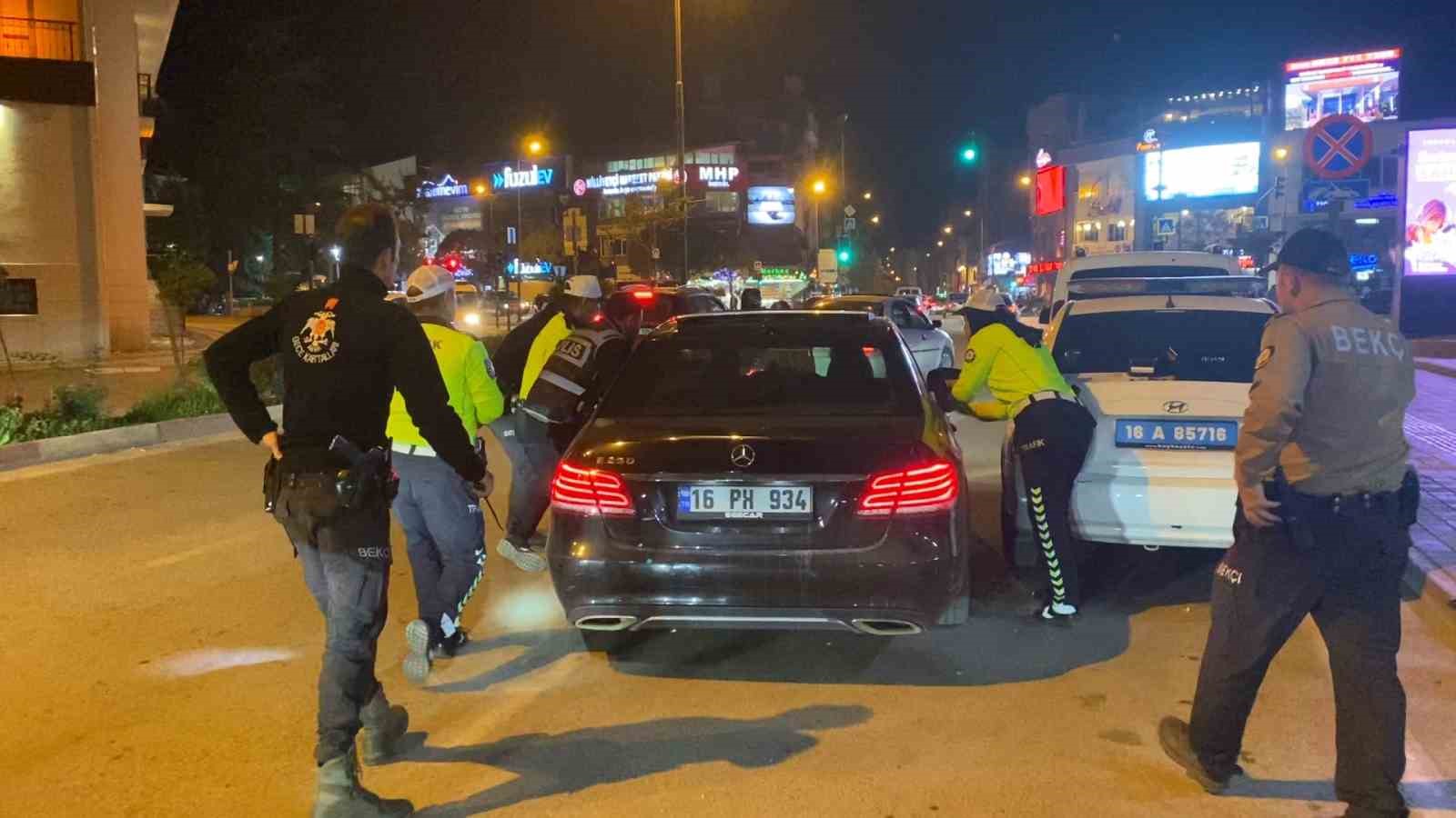 Uygulamadan kaçan alkollü sürücüyü polis havaya ateş açarak yakaladı: O anlar kamerada
