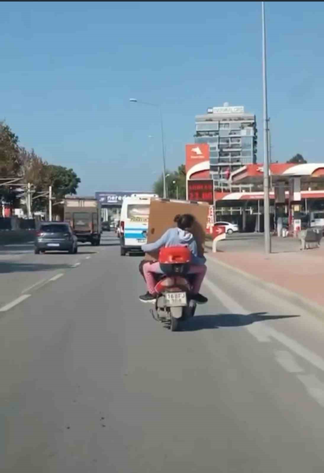 Çocuğunun canını hiçe saydı...Tehlikeli yolculuk kamerada
