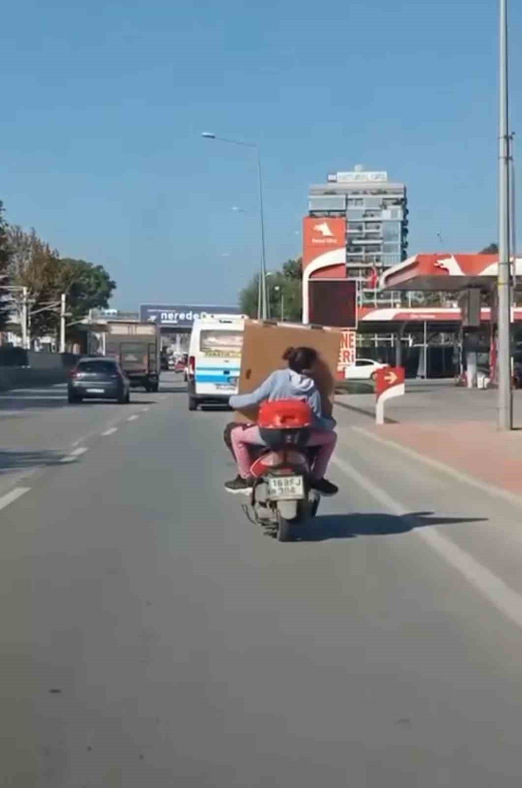 Çocuğunun canını hiçe saydı...Tehlikeli yolculuk kamerada
