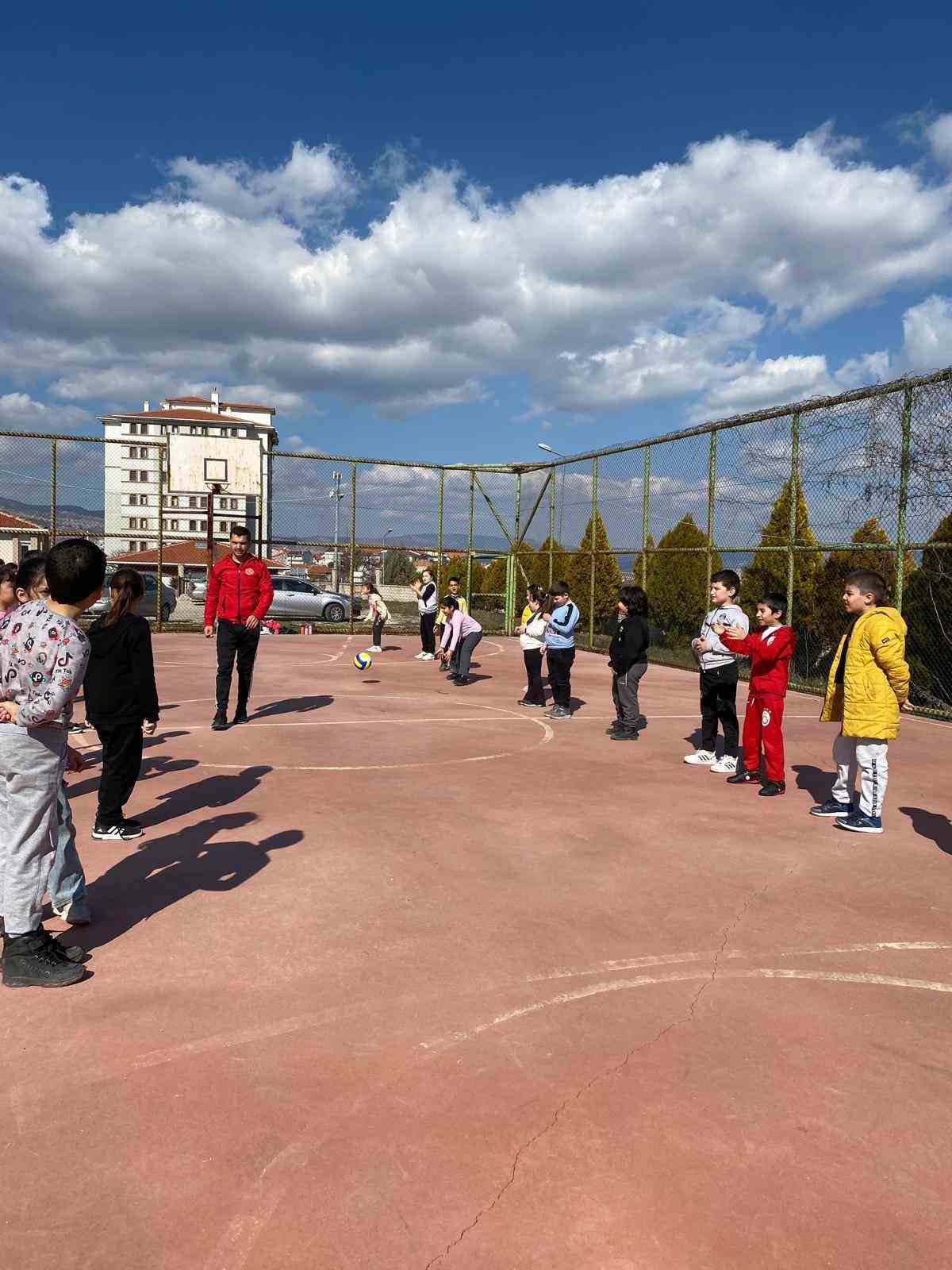 Gediz’de okullarda spor tanıtımı ile gençler spora kazandırılıyor
