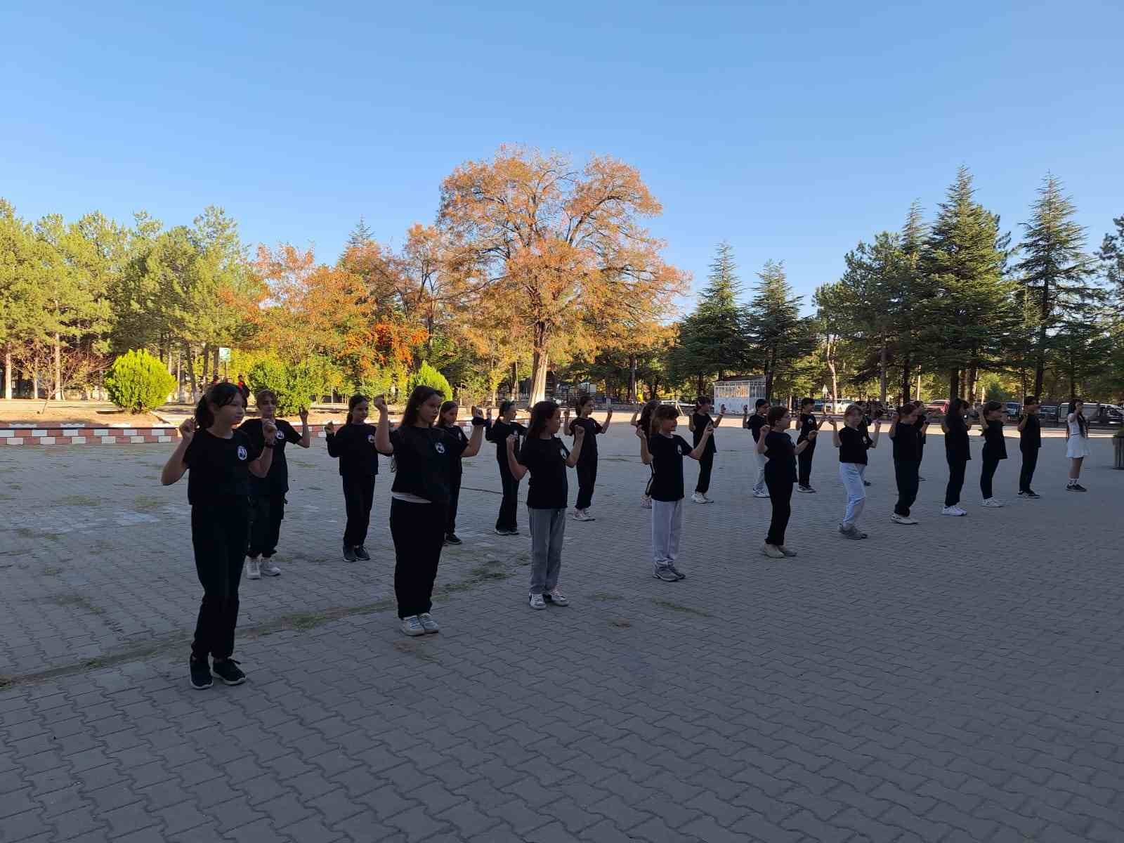 Gediz’de okullarda spor tanıtımı ile gençler spora kazandırılıyor
