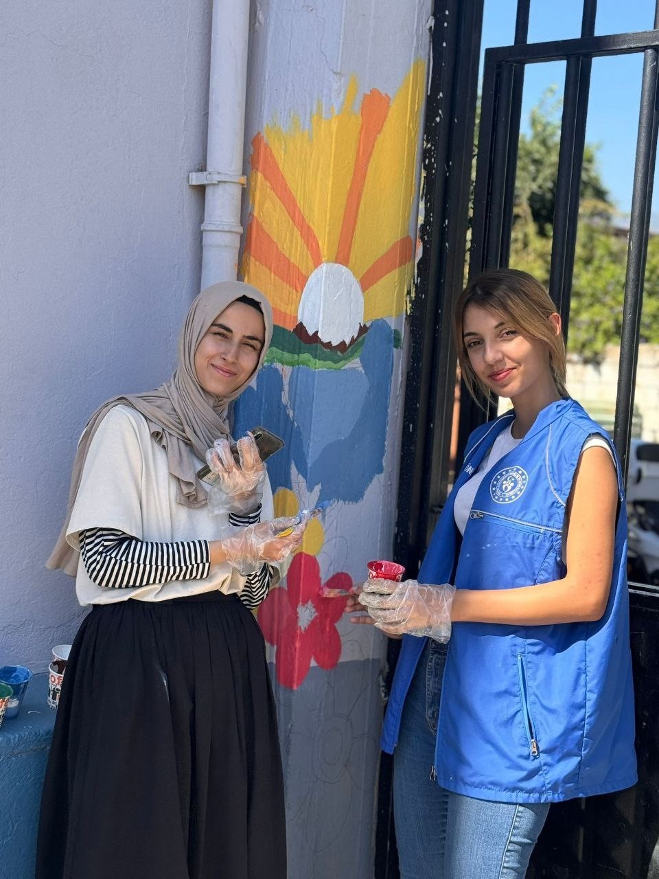 Gönüllü gençler ilkokul duvarlarını renklendirdi
