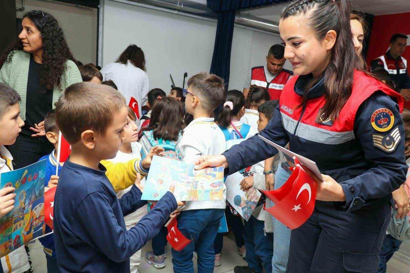 Jandarma ekipleri hayvanları koruma günüyle ilgili etkinlik gerçekleştirdi
