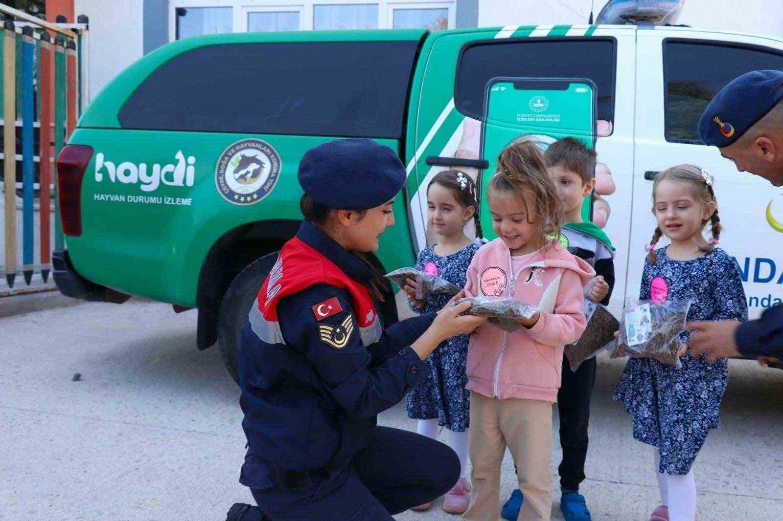 Jandarma ekipleri hayvanları koruma günüyle ilgili etkinlik gerçekleştirdi
