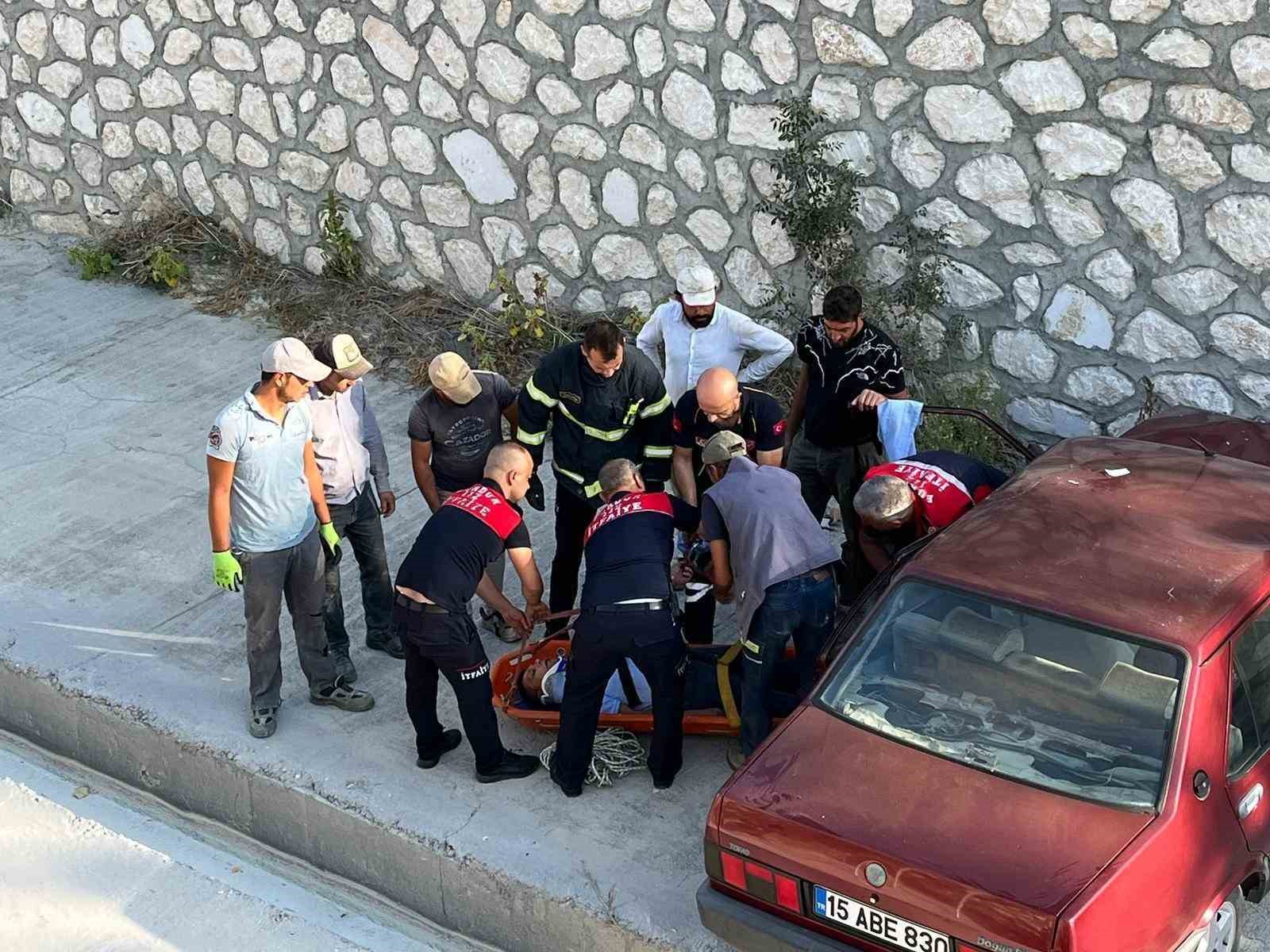 Burdur’da çaya düşen otomobil sürücüsünü itfaiye kurtardı
