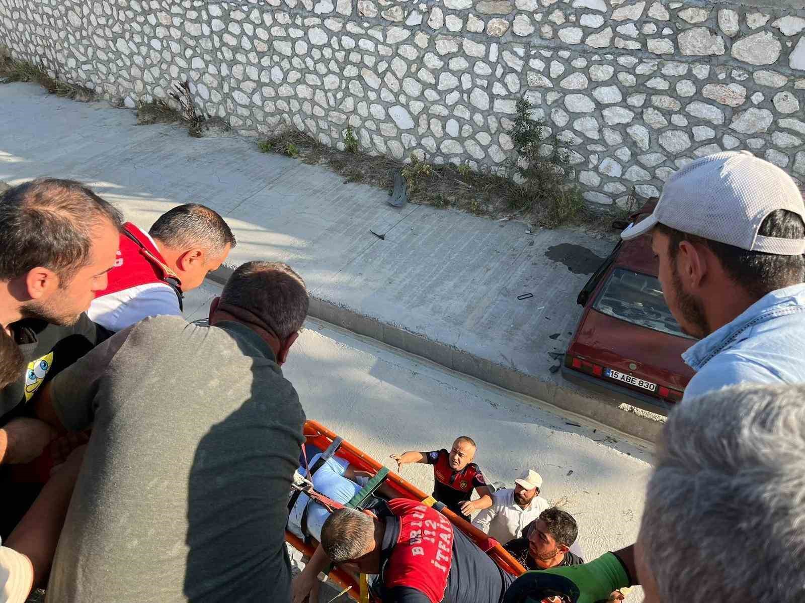 Burdur’da çaya düşen otomobil sürücüsünü itfaiye kurtardı
