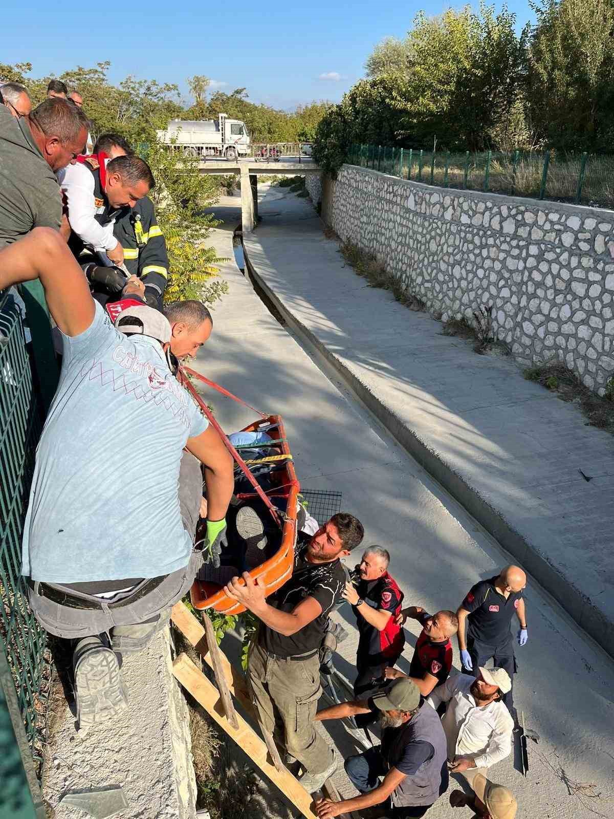 Burdur’da çaya düşen otomobil sürücüsünü itfaiye kurtardı
