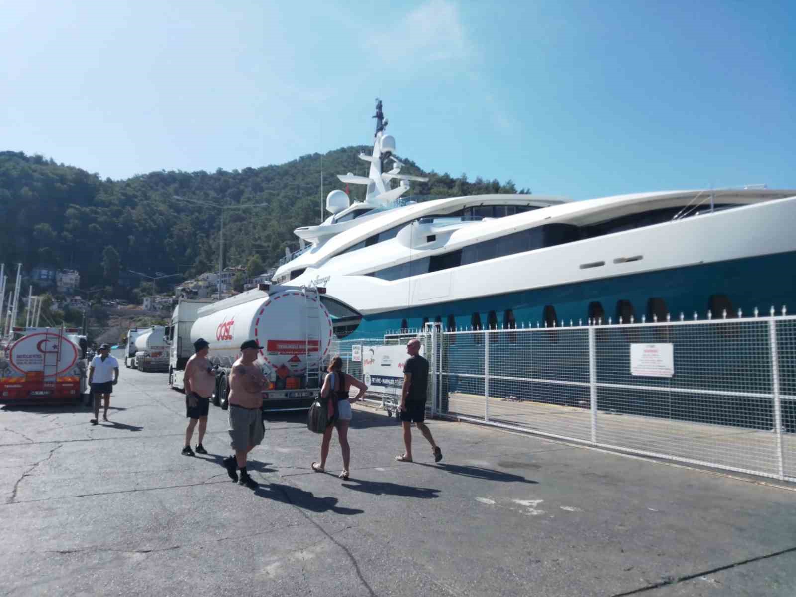 Hintli milyarderin mega yatı, Fethiye’de 260 ton yakıt aldı
