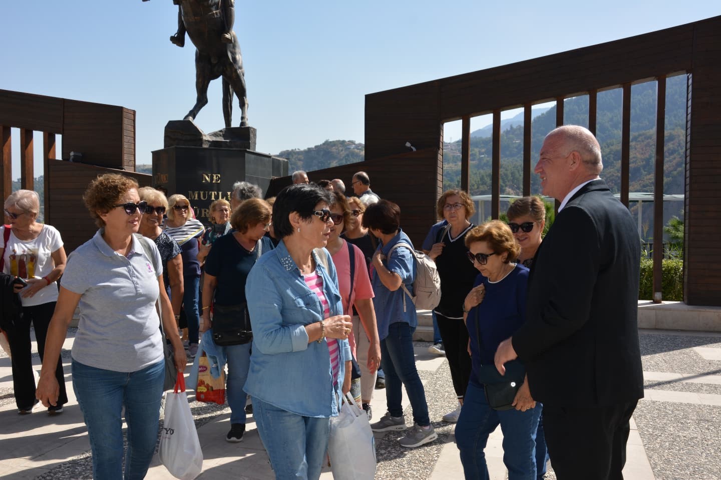 Emekli öğretmenlerden Başkan Kumral’ a ziyaret
