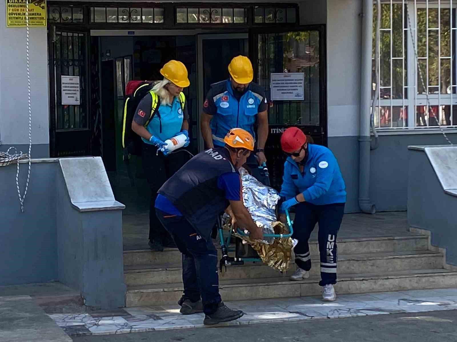 Emirbeyazıt İlkokulu’nda deprem tahliye tatbikatı gerçekleştirildi
