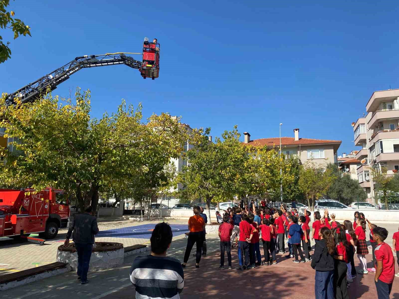 Emirbeyazıt İlkokulu’nda deprem tahliye tatbikatı gerçekleştirildi
