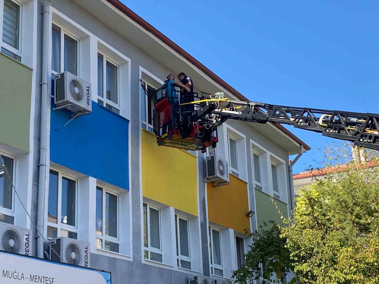 Emirbeyazıt İlkokulu’nda deprem tahliye tatbikatı gerçekleştirildi
