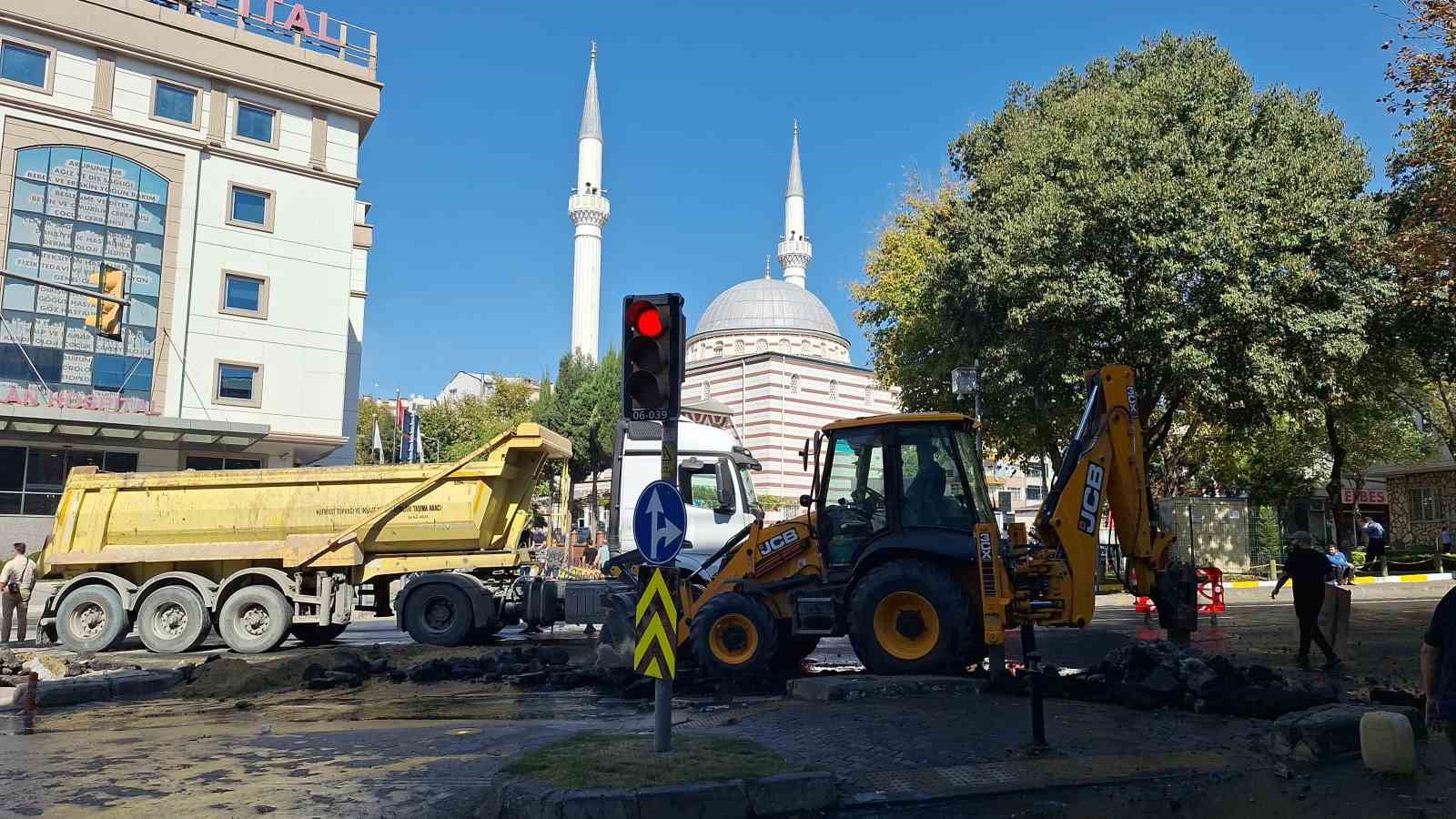 Fatih’te İSKİ’ye ait su borusu patladı: Su metrelerce havaya fışkırdı
