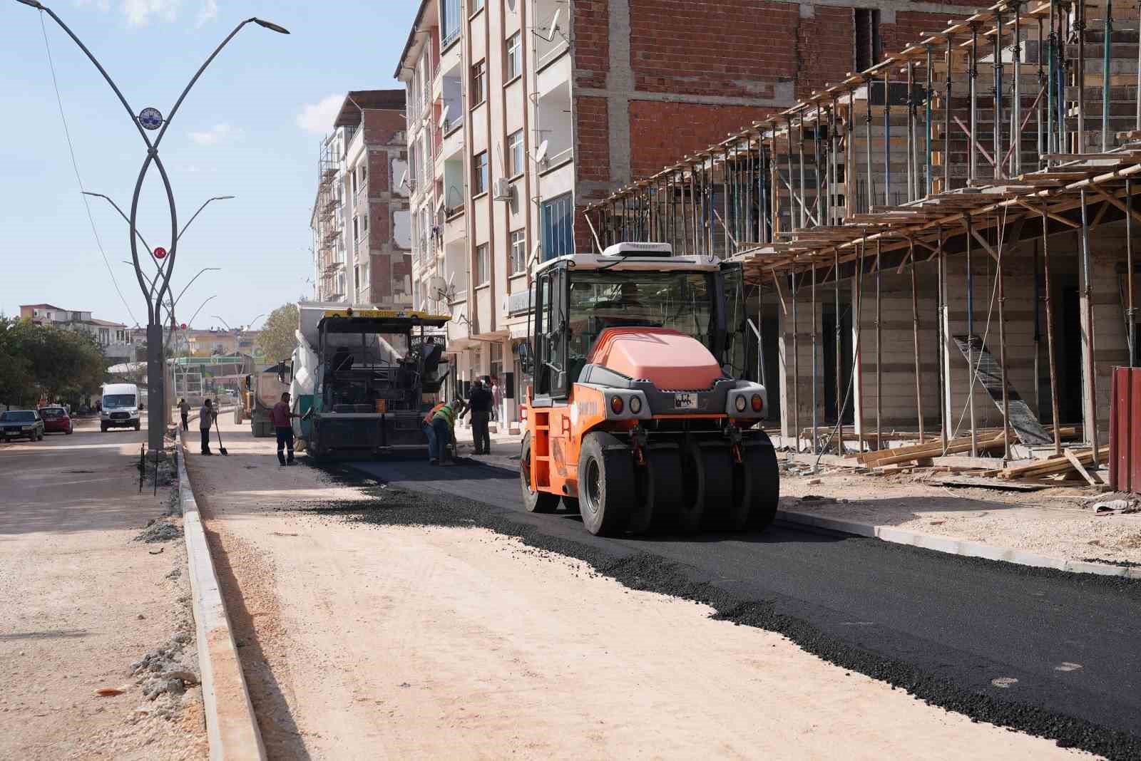 Sultan Fatih Caddesi’nde asfalt serim çalışmaları başladı
