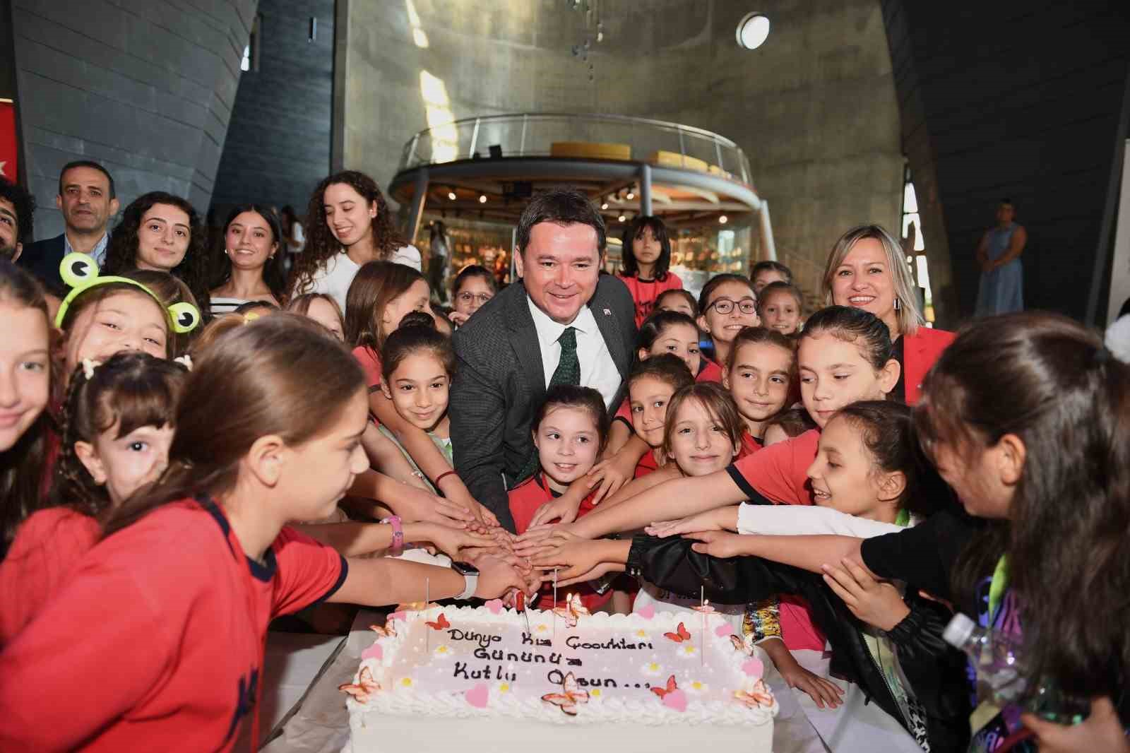 Başkan Aydın Dünya Kız Çocukları Günü’nü pasta keserek kutladı
