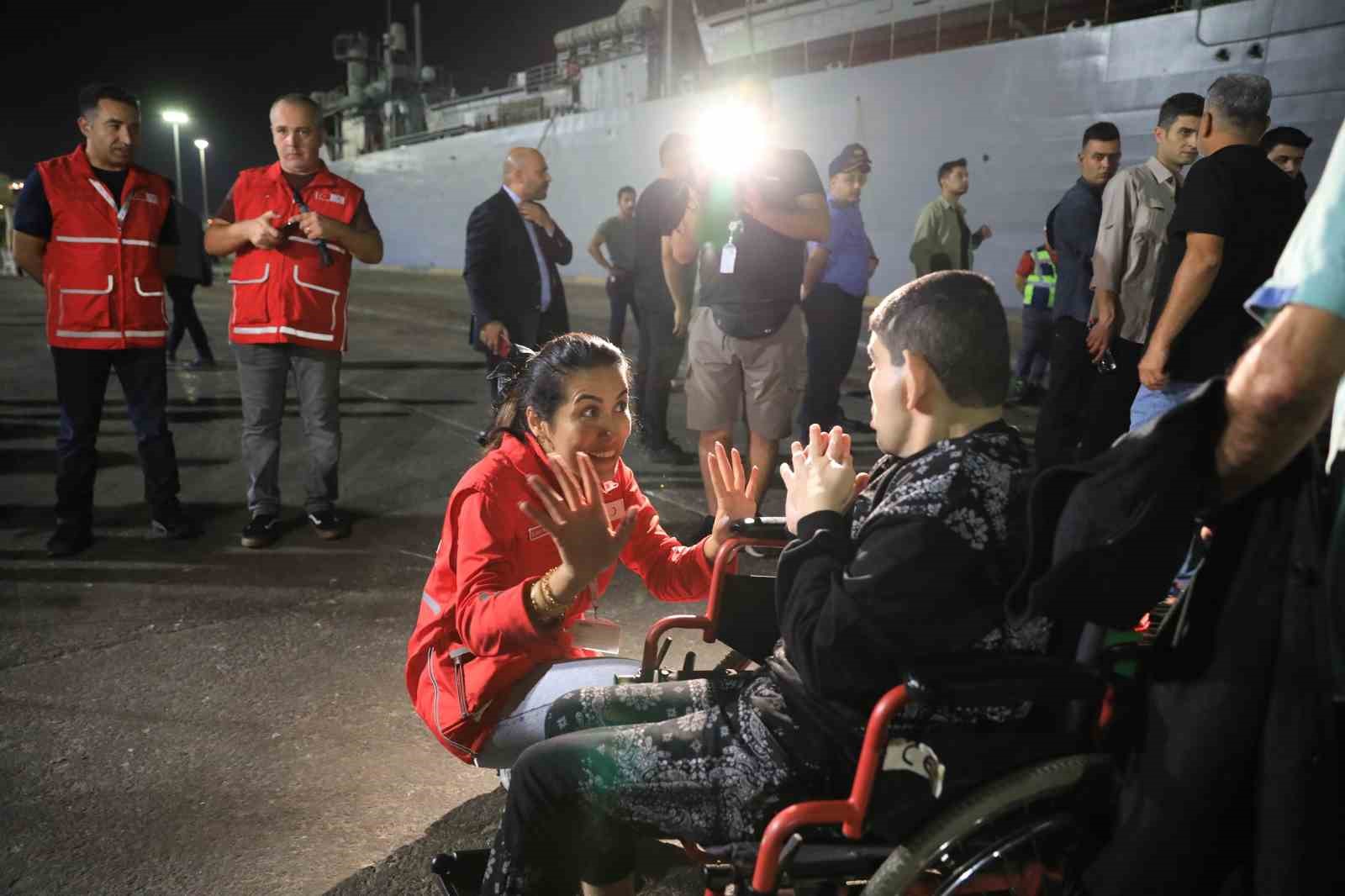 Türk Kızılay’dan Lübnan’dan tahliye edilenlere sıcak yemek
