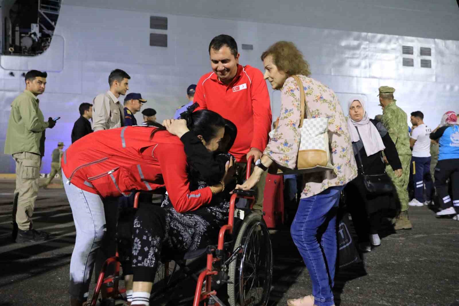 Türk Kızılay’dan Lübnan’dan tahliye edilenlere sıcak yemek
