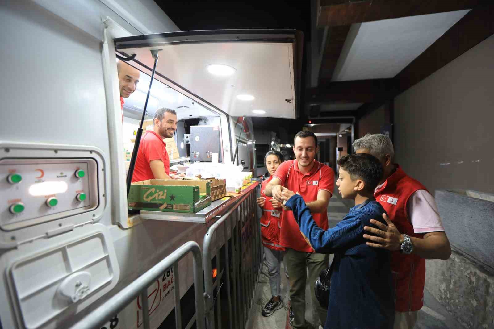 Türk Kızılay’dan Lübnan’dan tahliye edilenlere sıcak yemek
