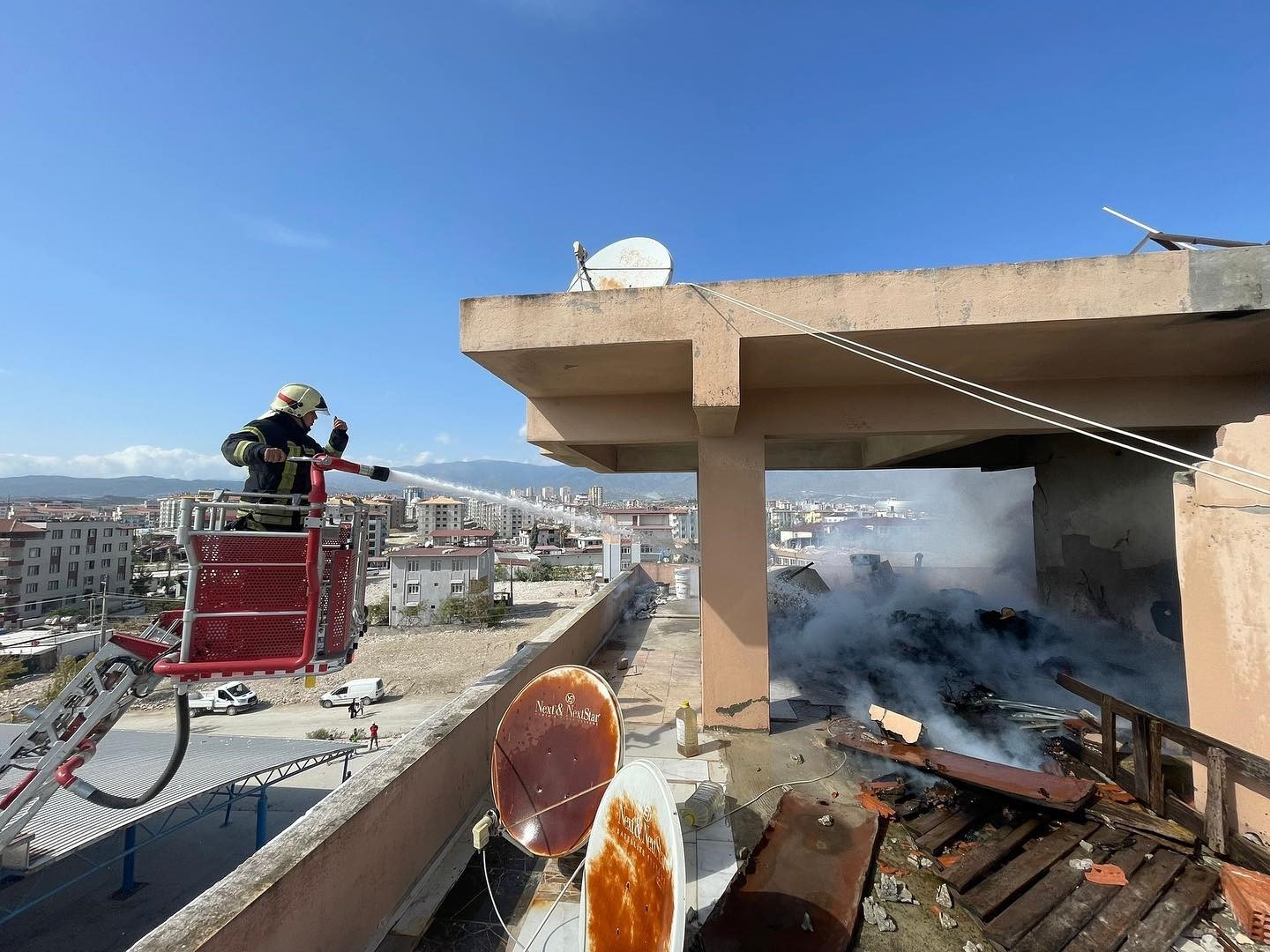 Antakya’da apartmanın çatısında yangın çıktı
