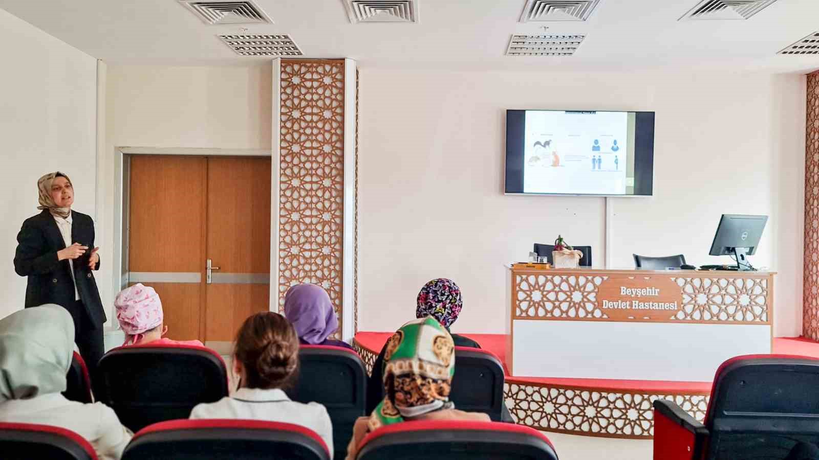 Beyşehir’de sağlık çalışanlarına maymun çiçeği virüsü anlatıldı
