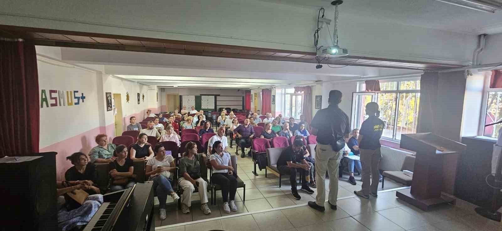 Kuşadası’nda Narko Gençlik ve Narkorehber eğitimleri düzenlendi
