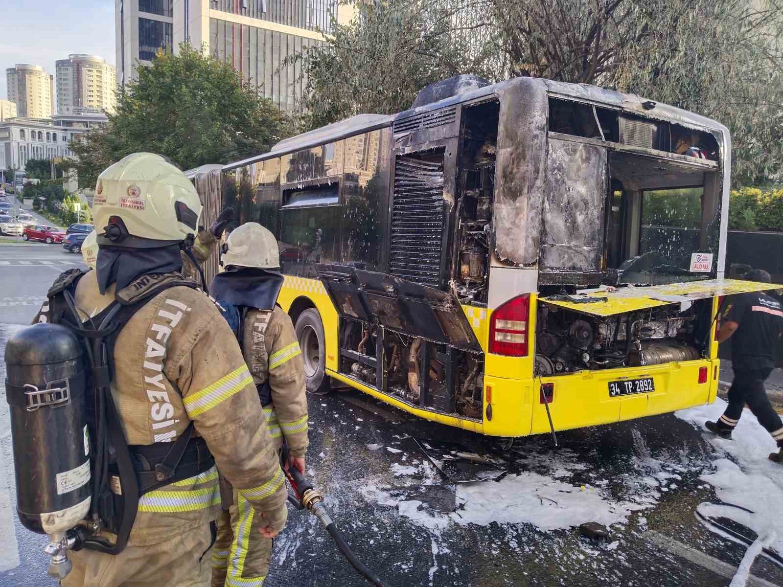 Ataşehir’de İETT otobüsü alev alev yandı, faciadan dönüldü
