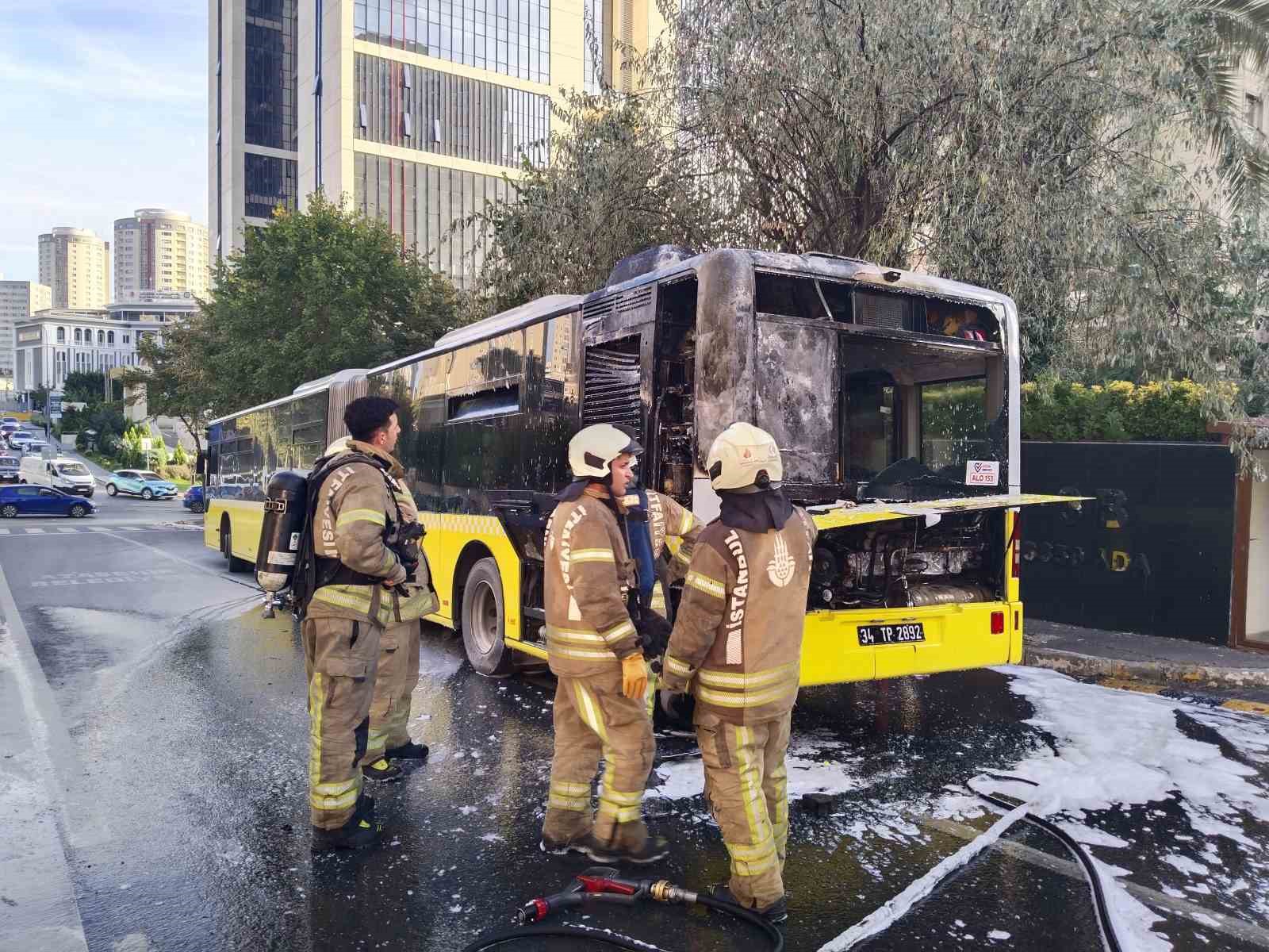 Ataşehir’de İETT otobüsü alev alev yandı, faciadan dönüldü
