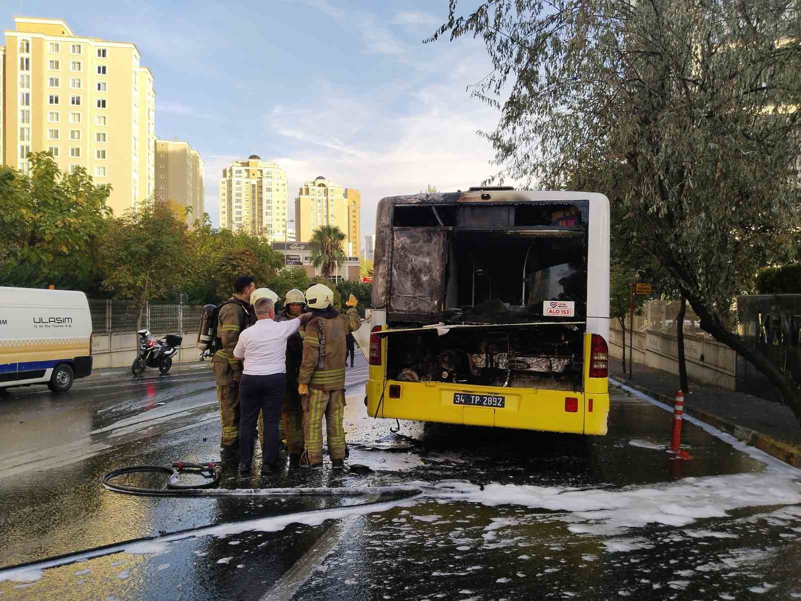 Ataşehir’de İETT otobüsü alev alev yandı, faciadan dönüldü
