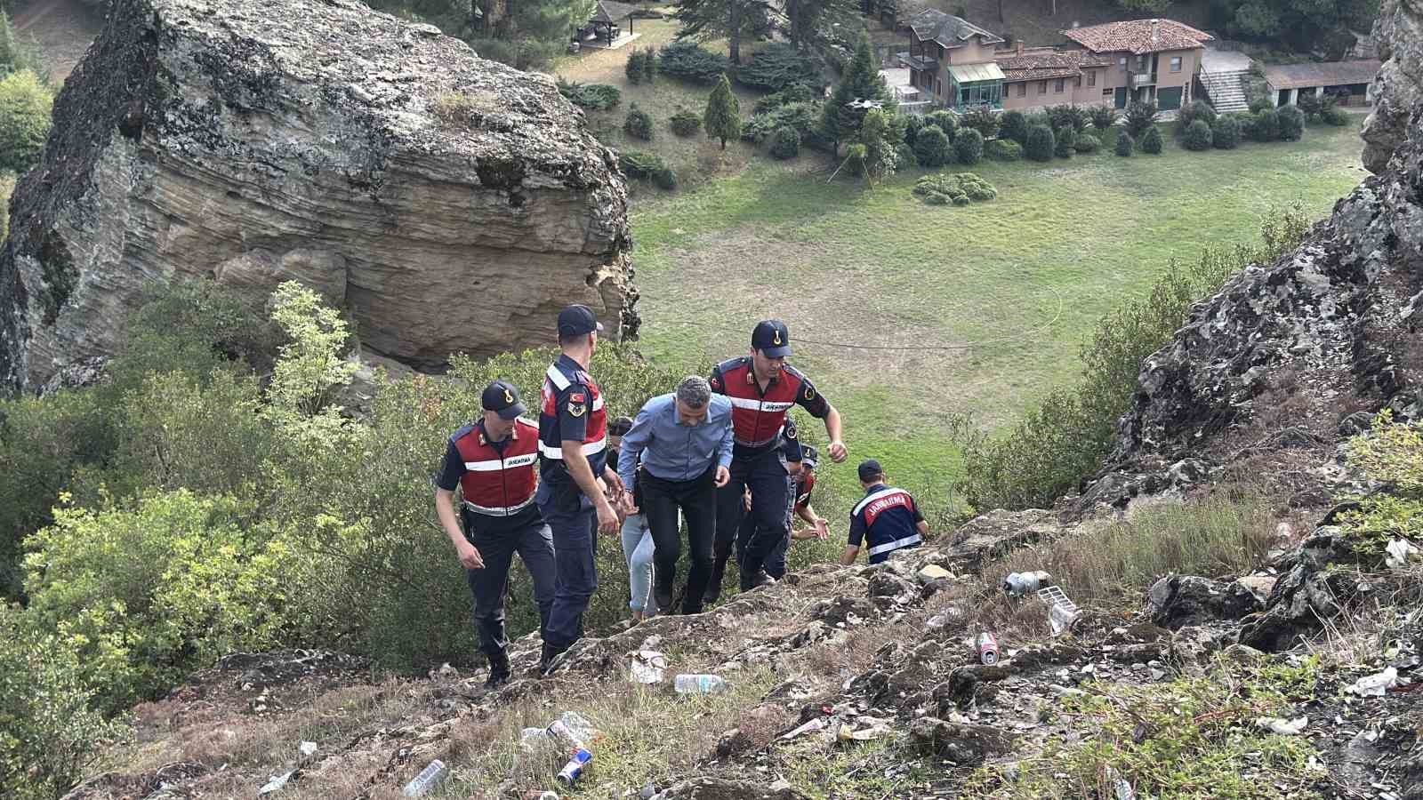 Eşini uçurumdan iterek öldürdüğü iddia edilen sanığın davasında olay yeri keşfi yapıldı
