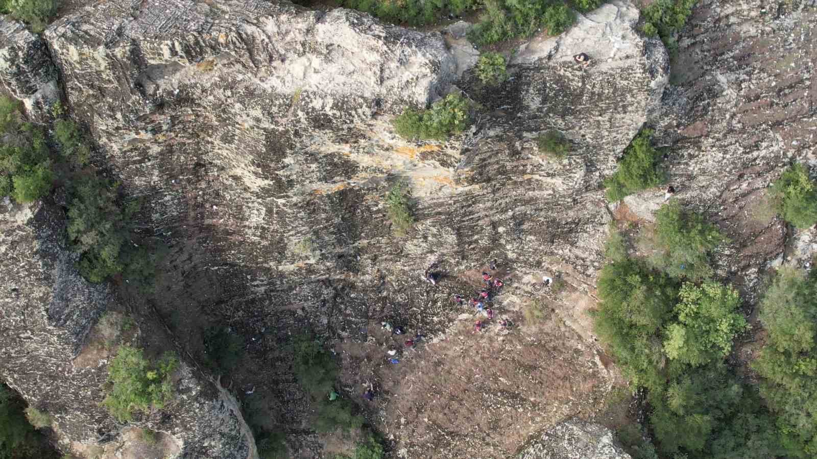 Eşini uçurumdan iterek öldürdüğü iddia edilen sanığın davasında olay yeri keşfi yapıldı
