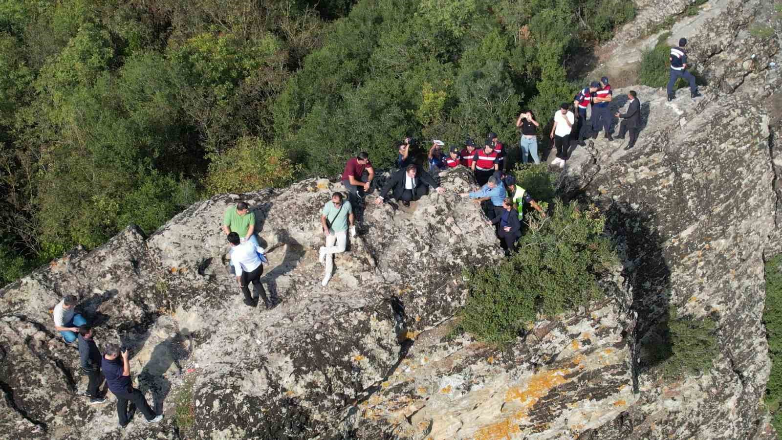 Eşini uçurumdan iterek öldürdüğü iddia edilen sanığın davasında olay yeri keşfi yapıldı
