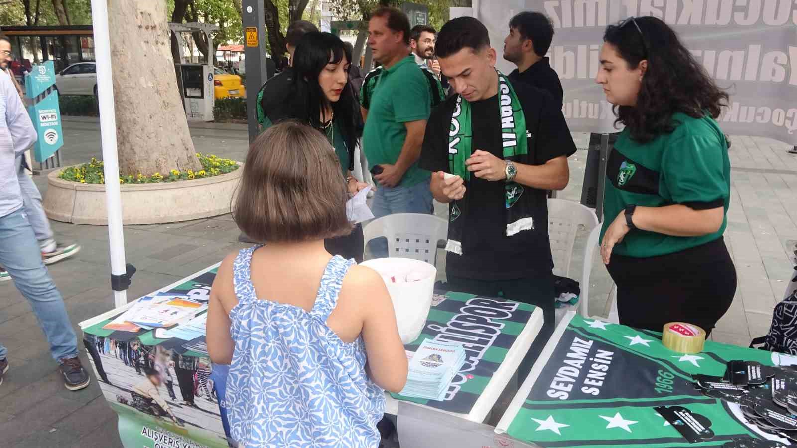 Kocaelispor ‘Dünya Kız Çocukları Günü’nde kız çocuklarına hediye dağıttı
