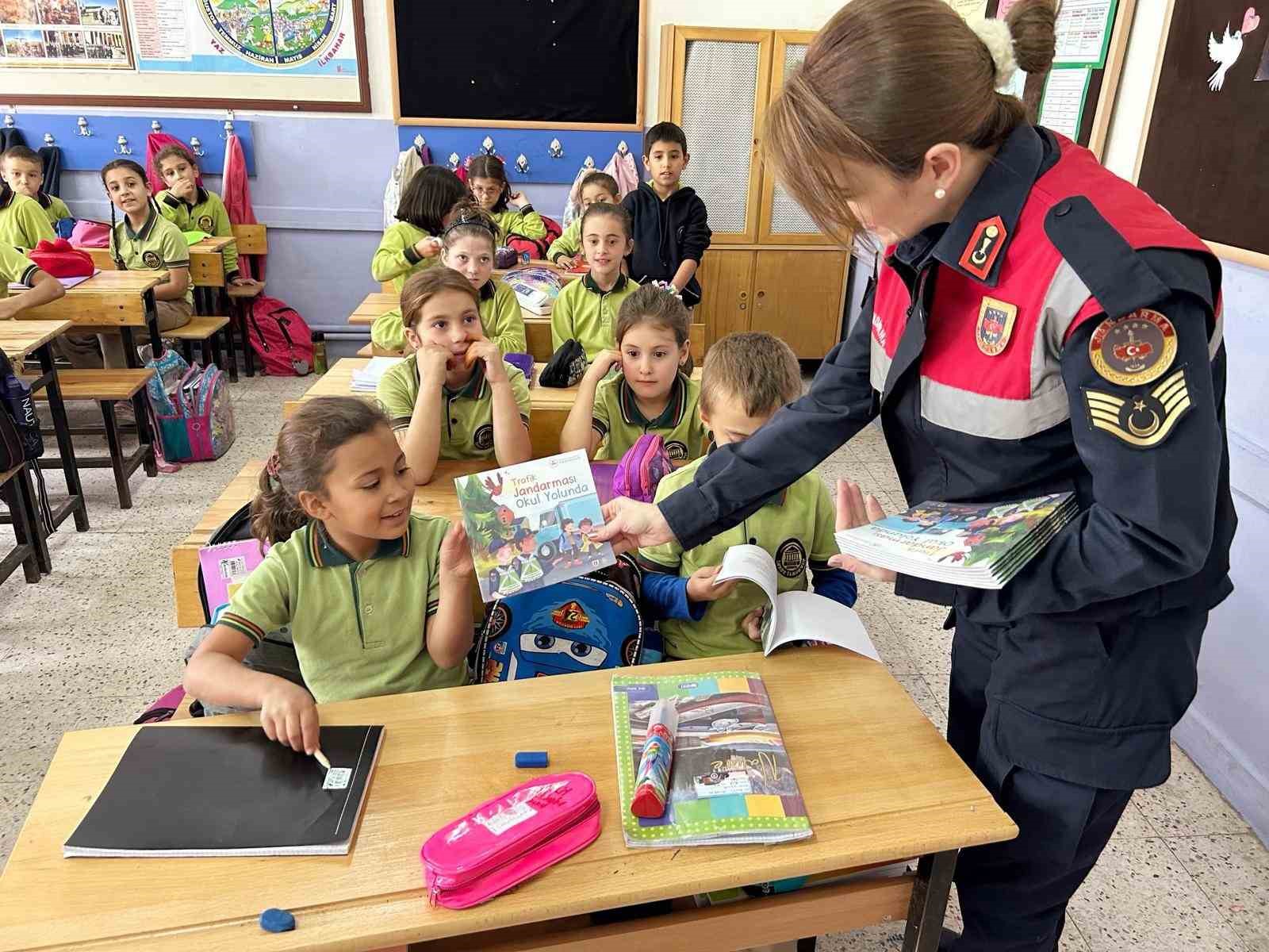 Kütahya’da jandarmadan “Dünya Kız Çocukları Günü” etkinlikleri
