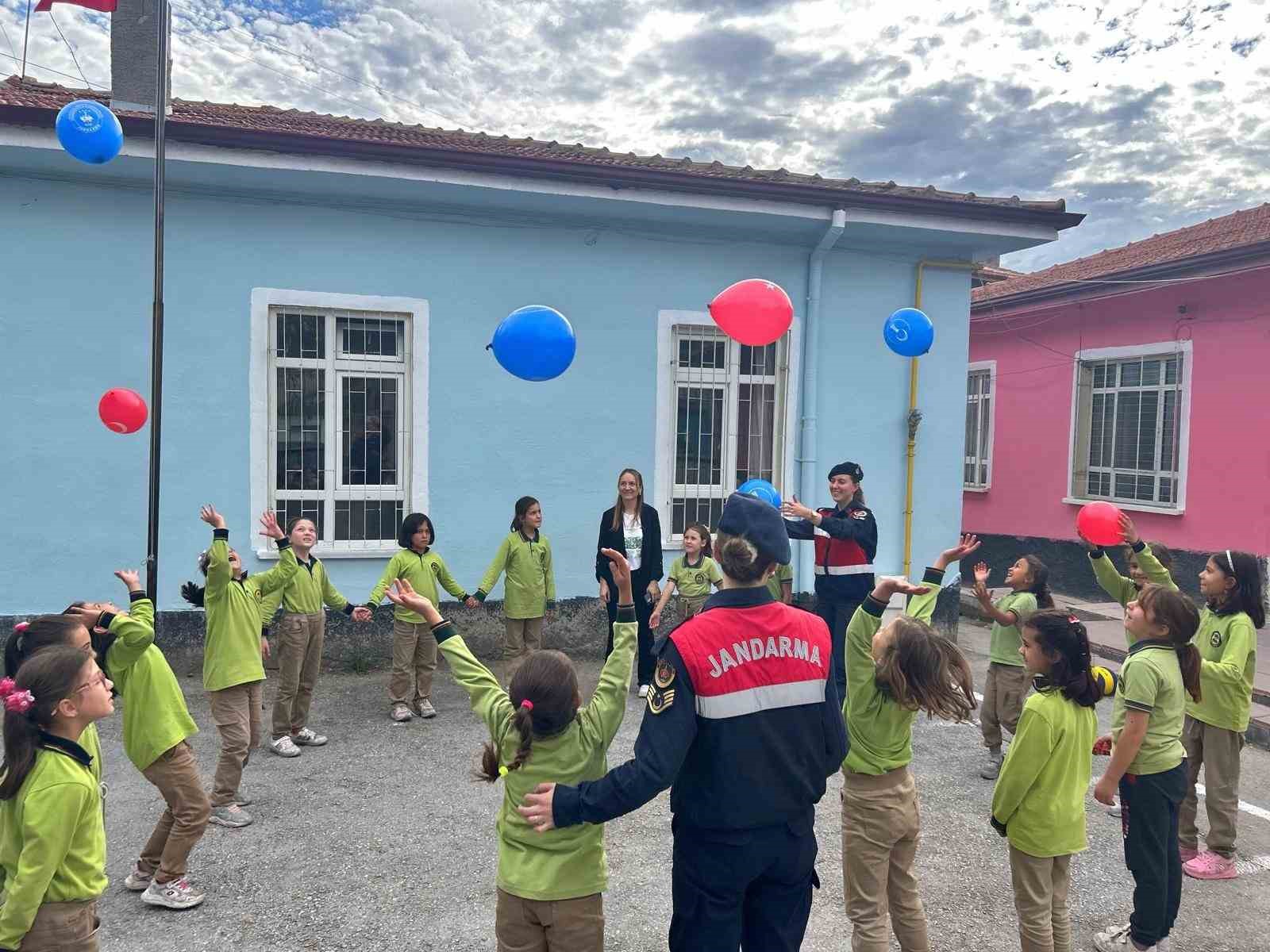 Kütahya’da jandarmadan “Dünya Kız Çocukları Günü” etkinlikleri
