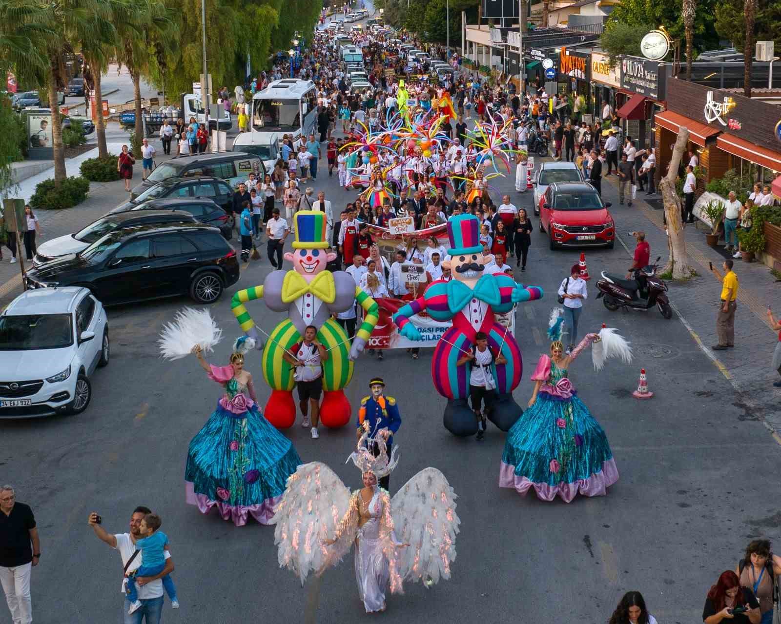 Uluslararası Kuşadası Sokak Festivali’nin açılışı Rio karnavalını aratmadı
