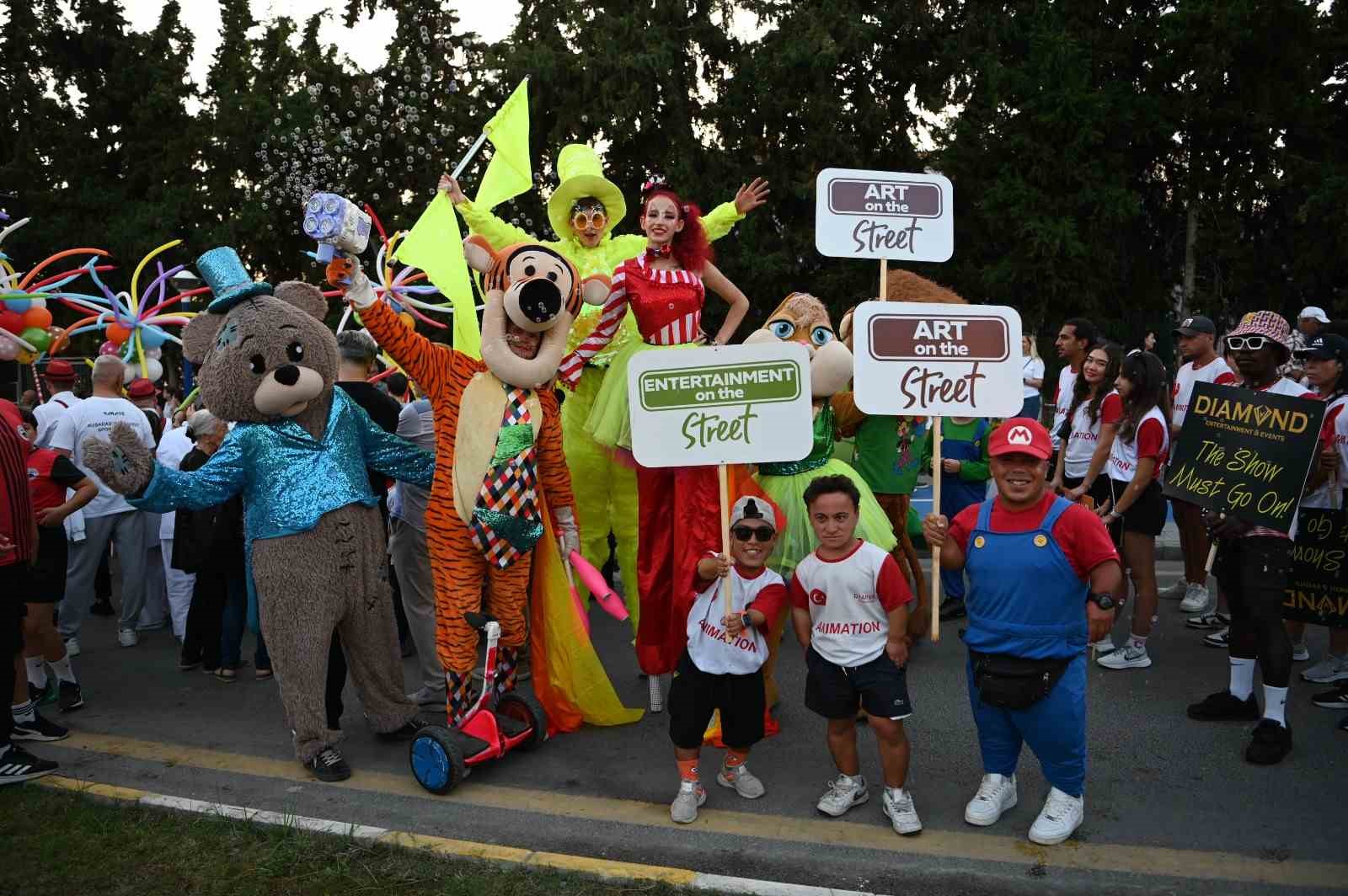 Uluslararası Kuşadası Sokak Festivali’nin açılışı Rio karnavalını aratmadı
