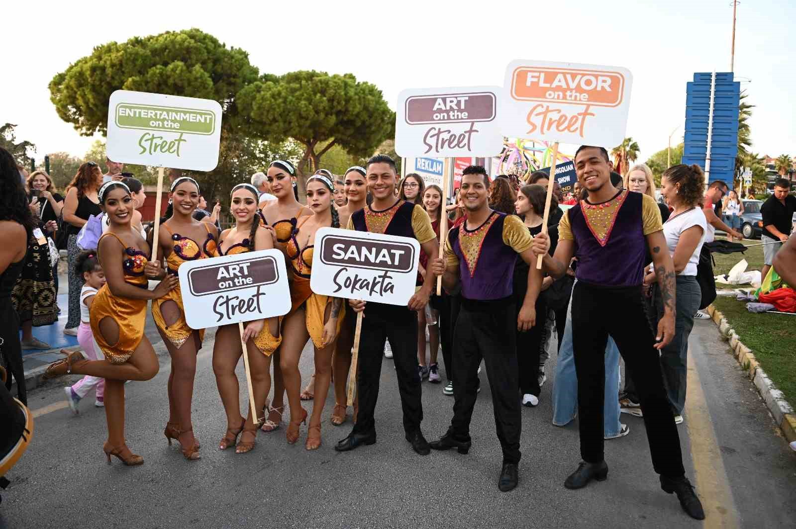 Uluslararası Kuşadası Sokak Festivali’nin açılışı Rio karnavalını aratmadı
