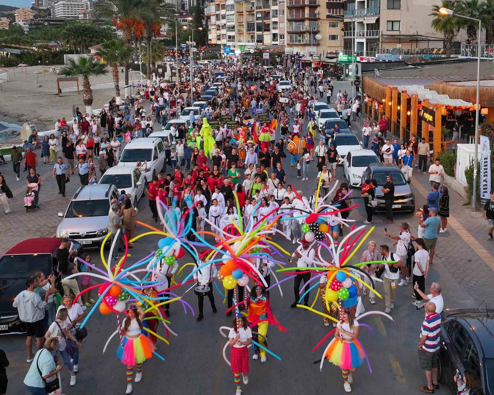 Uluslararası Kuşadası Sokak Festivali’nin açılışı Rio karnavalını aratmadı
