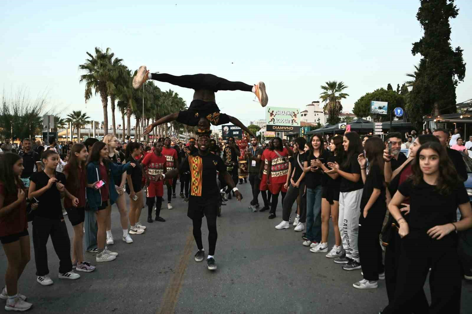 Uluslararası Kuşadası Sokak Festivali’nin açılışı Rio karnavalını aratmadı
