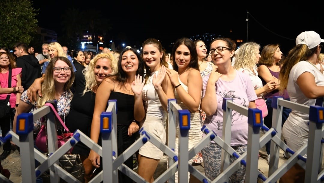 Kuşadası Sokak Festivali’nin ilk gününde Necati ve Saykolar rüzgarı esti
