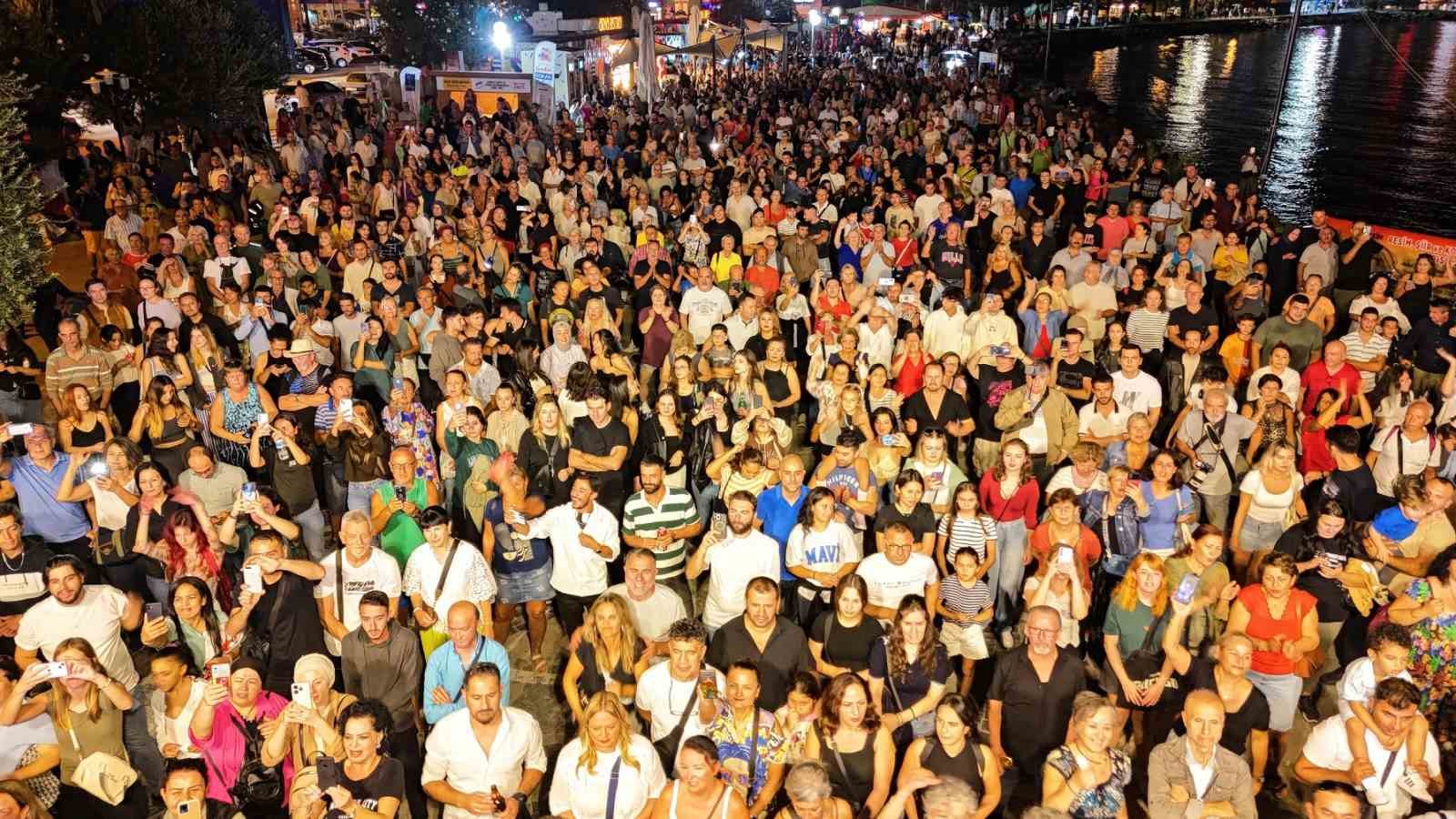 Kuşadası Sokak Festivali’nin ilk gününde Necati ve Saykolar rüzgarı esti
