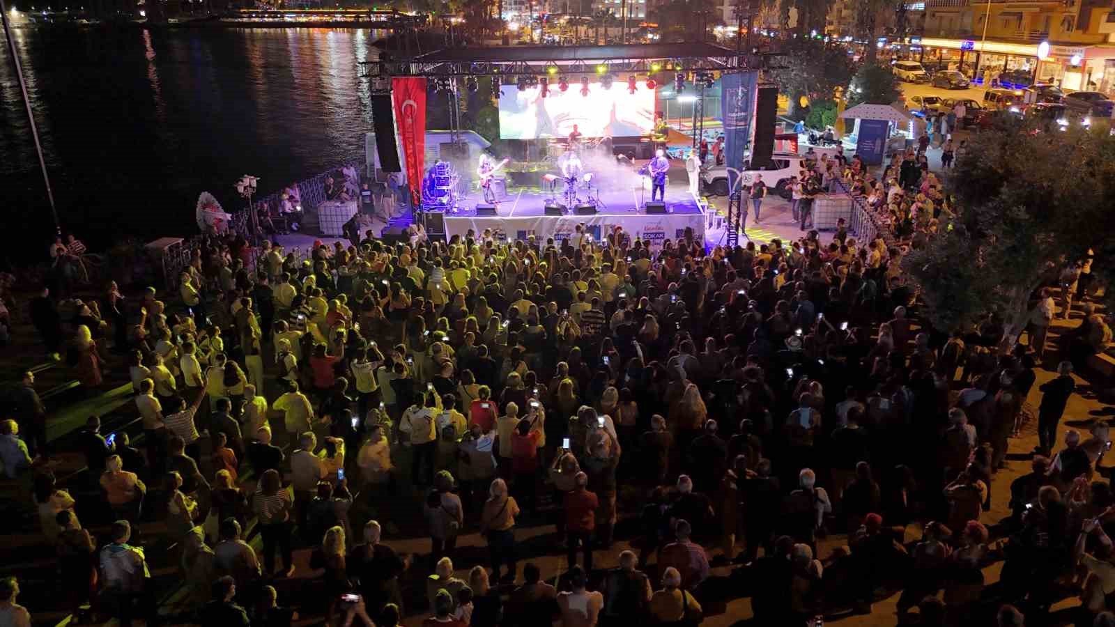 Kuşadası Sokak Festivali’nin ilk gününde Necati ve Saykolar rüzgarı esti
