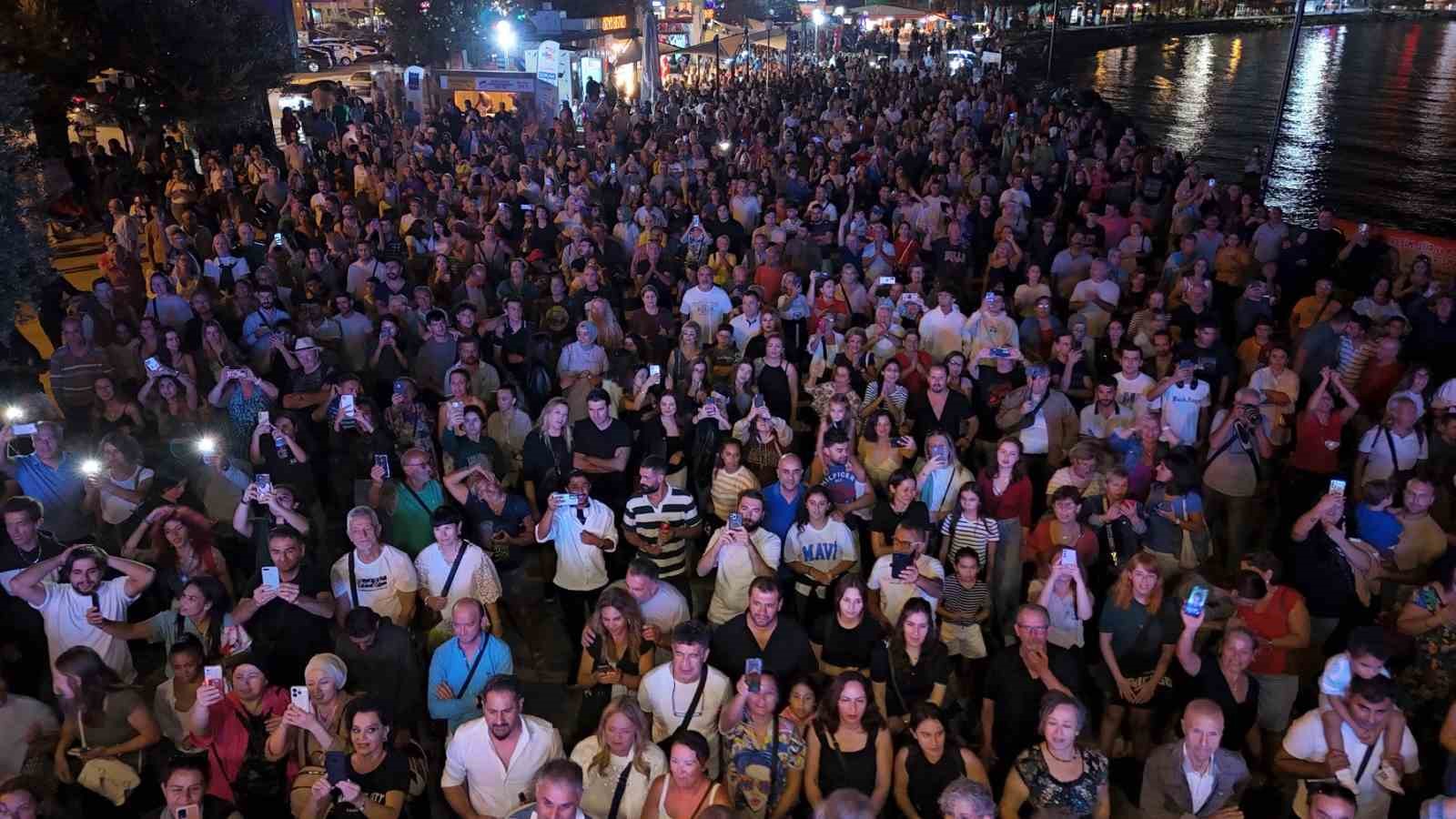 Kuşadası Sokak Festivali’nin ilk gününde Necati ve Saykolar rüzgarı esti
