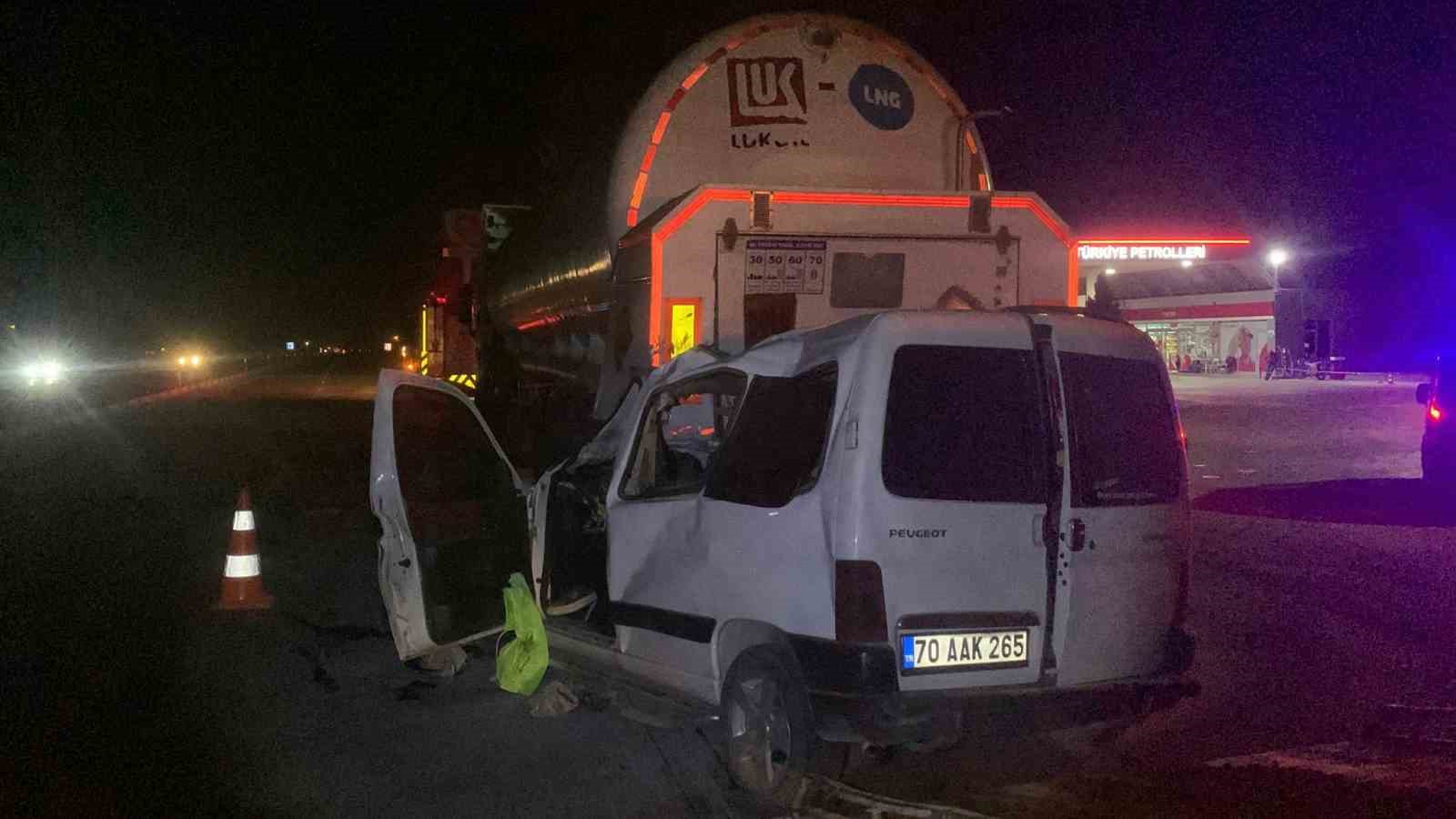 Hafi ticari araç, yakıt tankerine ok gibi saplandı: 1 ölü
