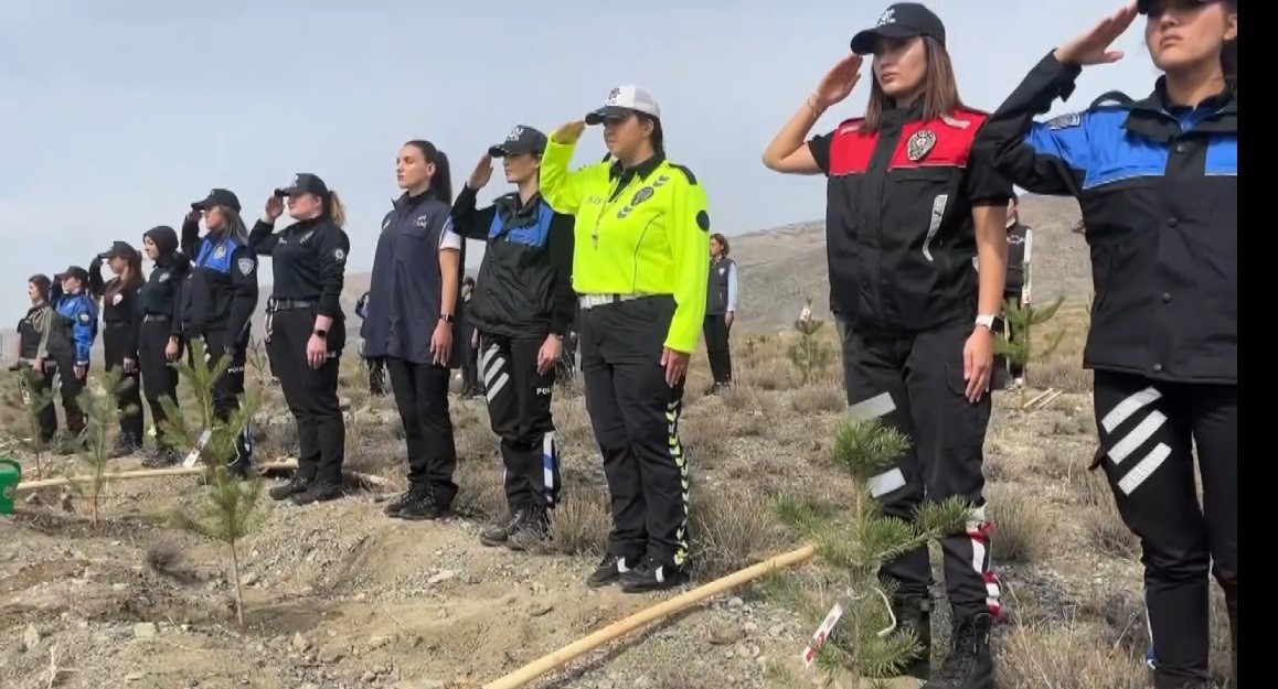 Kadın polisler, şehit kadın polislerin anısına fidan diktiler
