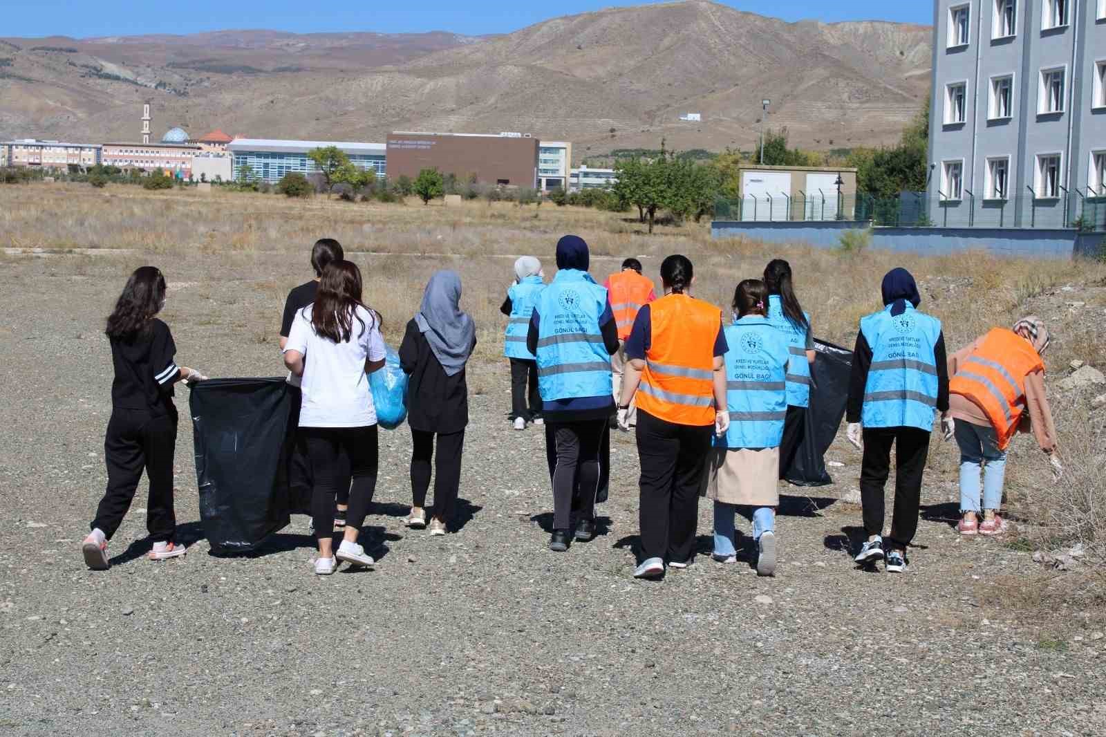 Üniversite öğrencilerinden çevre temizliği
