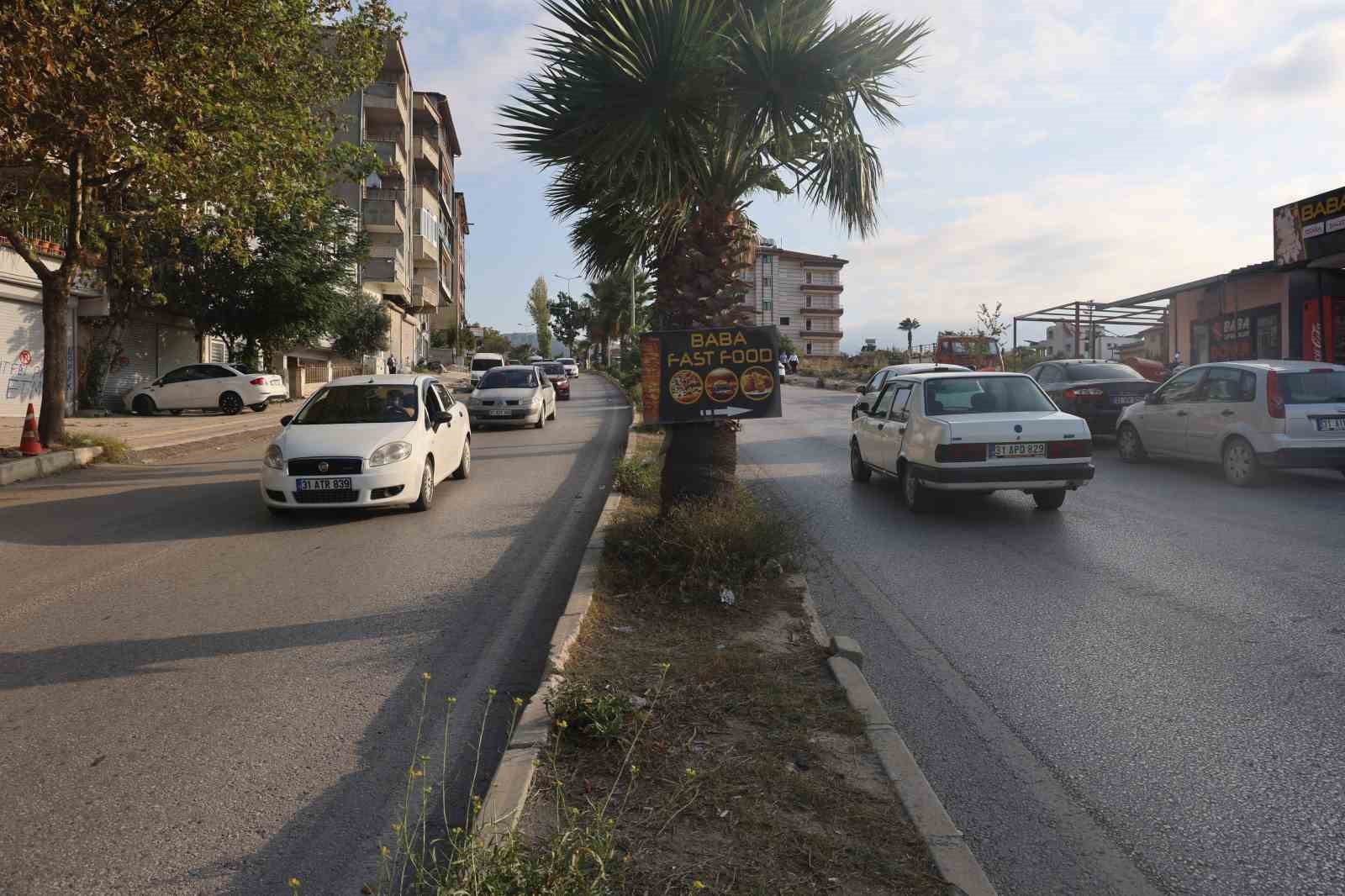 Herkesin düz gittiği istikamette geri geri giden sürücü kamerada
