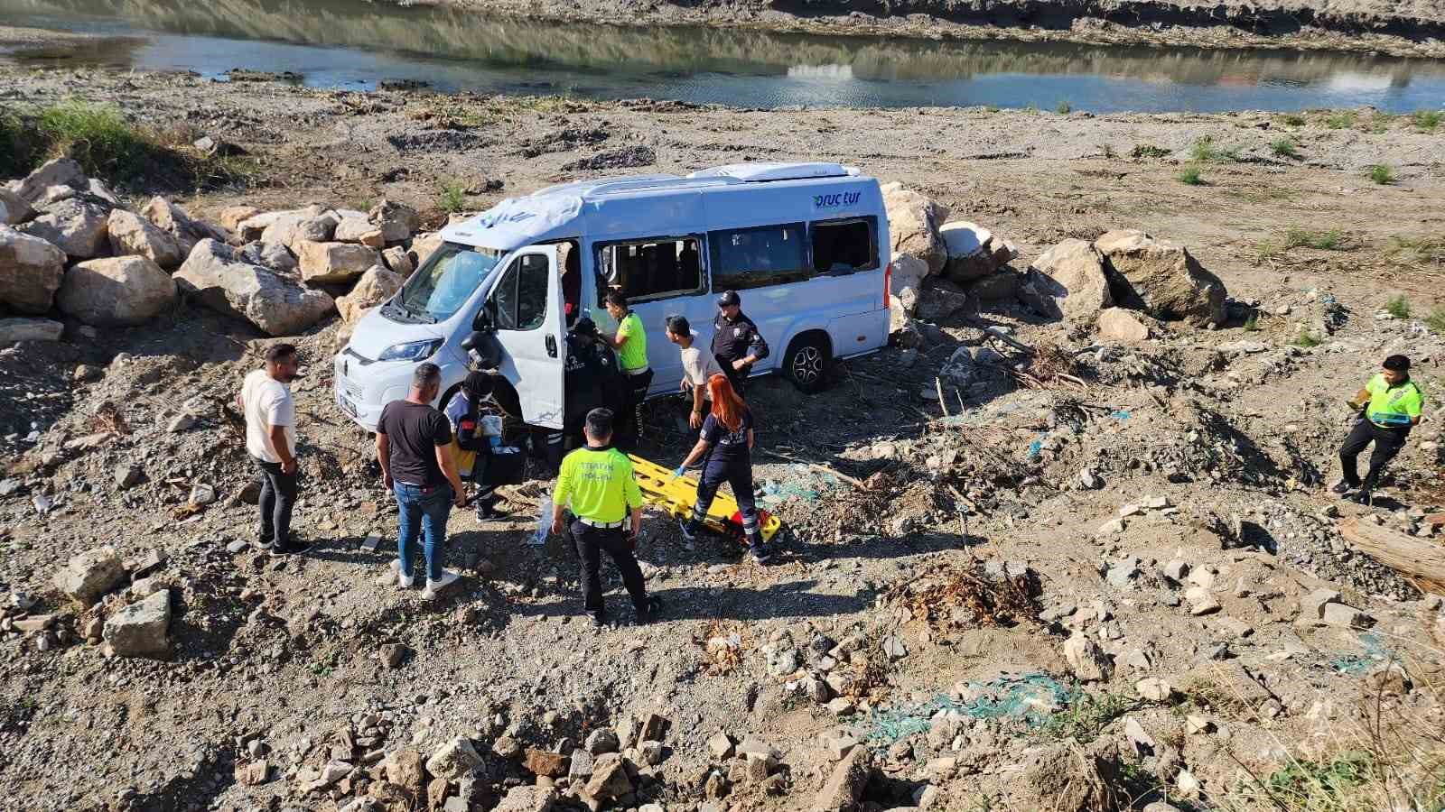 Servis minibüsü takla attı, sürücü yaralandı
