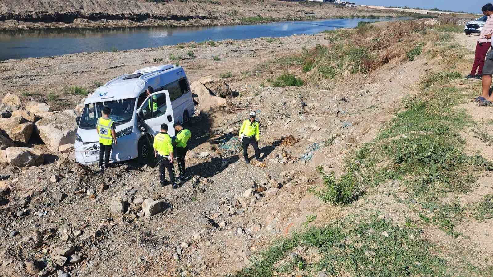 Servis minibüsü takla attı, sürücü yaralandı
